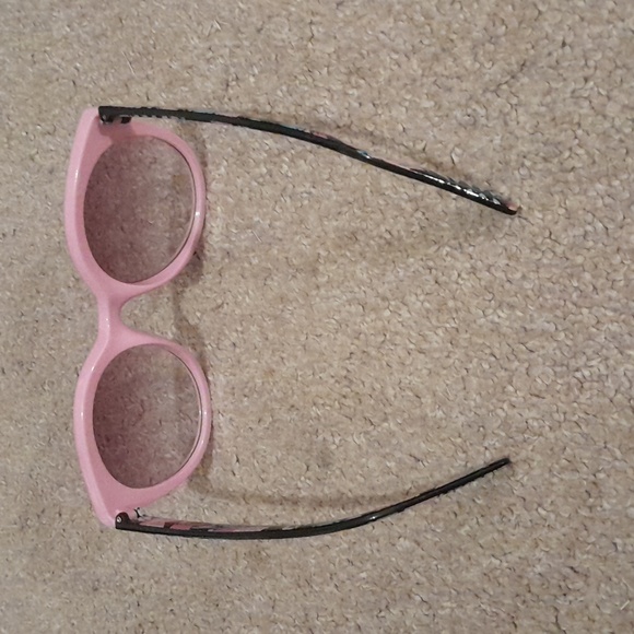 FREE WITH PURCHASE SUNGLASSES - Picture 2 of 3